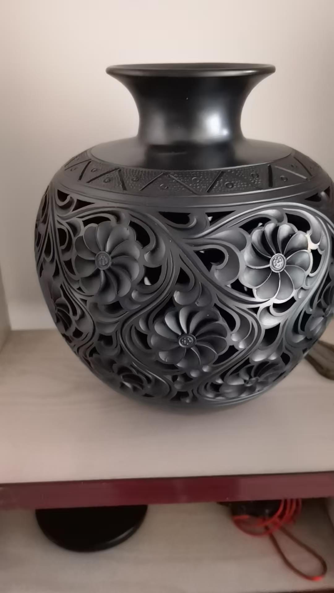 Black porcelain vase with flowers, black porcelain with flowers.